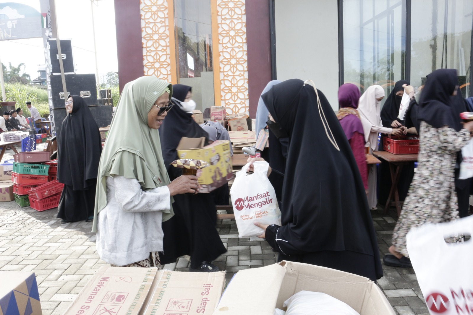 Distribusi sembako Merapi Merbabu