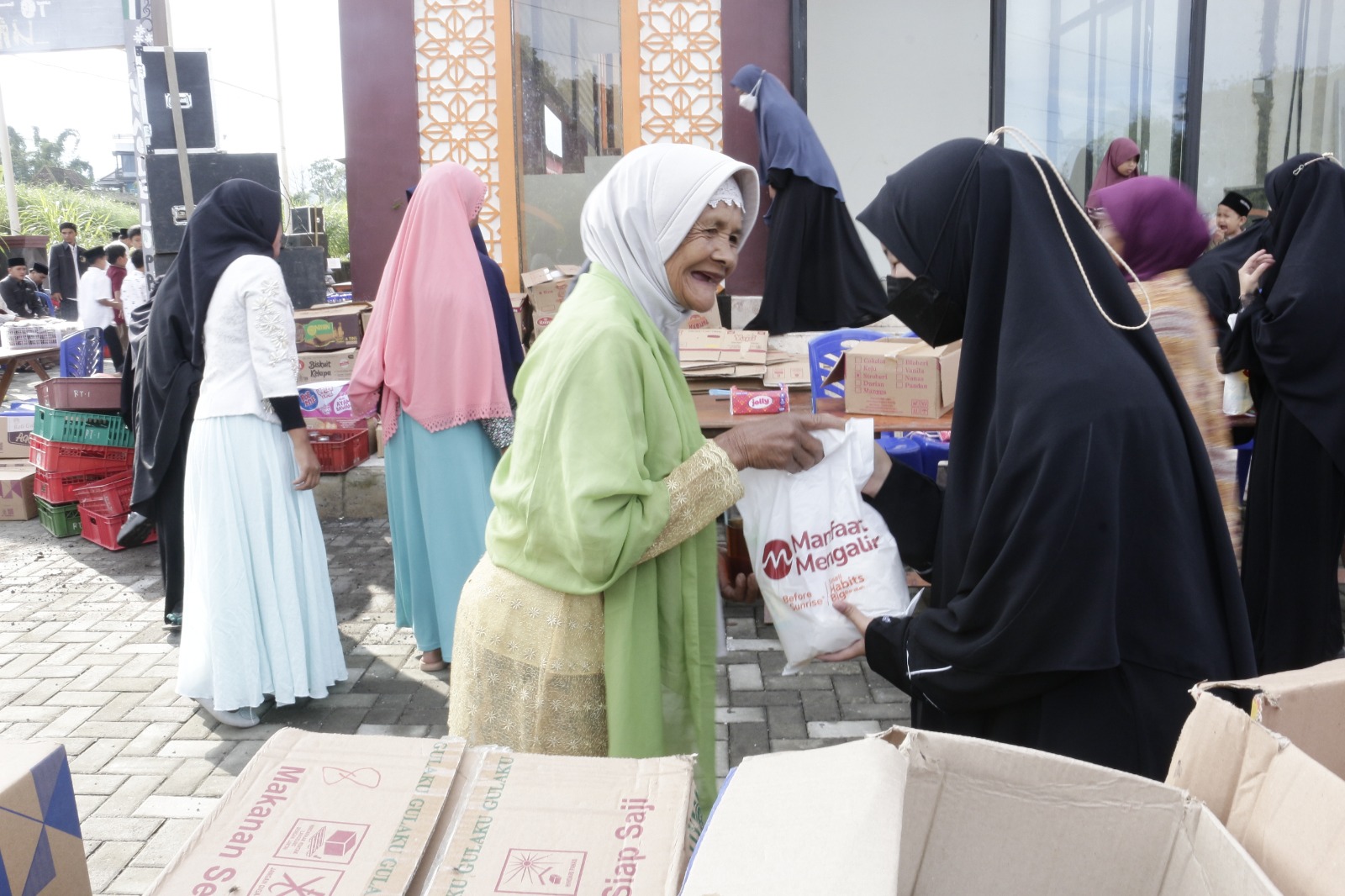 Distribusi sembako Merapi Merbabu